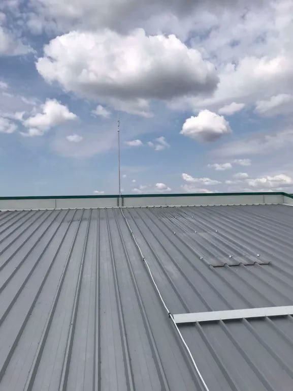 Мълниезащита с гръмоотвод на хале с метален покрив