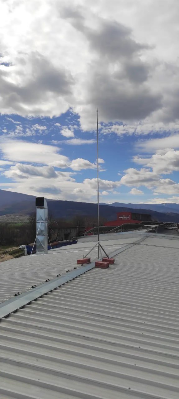 Мълниезащита с гръмоотвод на хале с метален покрив