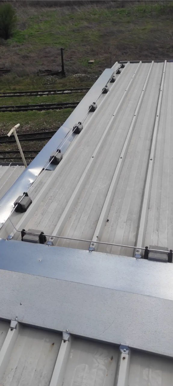 Мълниезащита с гръмоотвод на хале с метален покрив